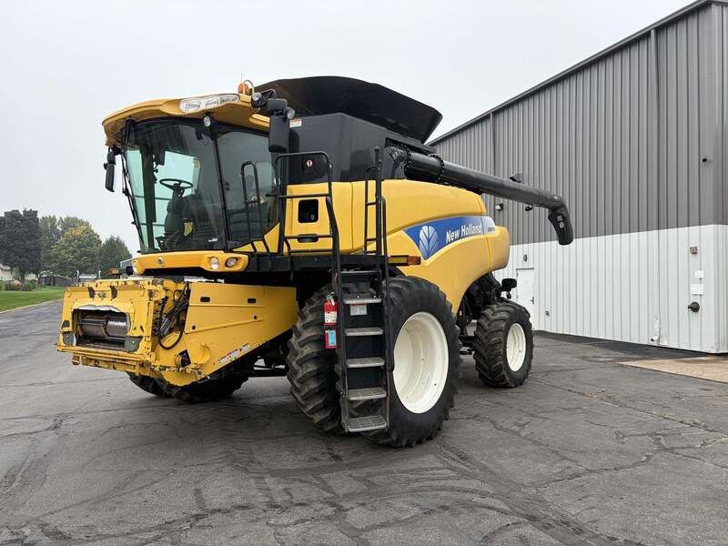 Used 2009 NEW HOLLAND CR9070 For Sale in Cobb Wisconsin