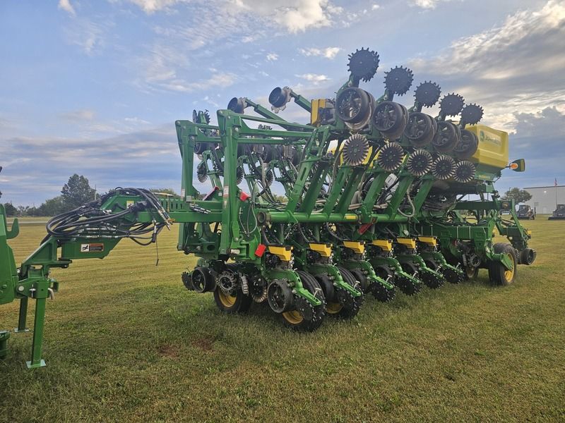 Used 2022 JOHN DEERE 1795 For Sale in Centerview Missouri