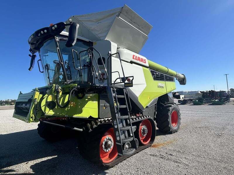 Used 2024 CLAAS LEXION 8600TT For Sale in Clinton Illinois