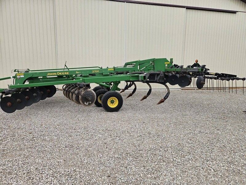 JOHN DEERE 2700 For Sale